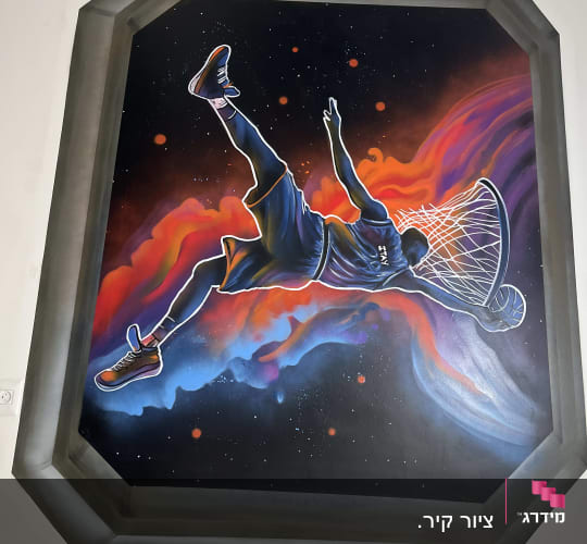 ציור של שחקן כדורסל מטביע בכדור ברקע צבעוני